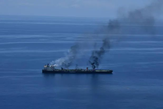 صورة نشرتها «أسبيدس» للنيران المشتعلة في ناقلة النفط سونيون التي ترفع العلم اليوناني (إكس)