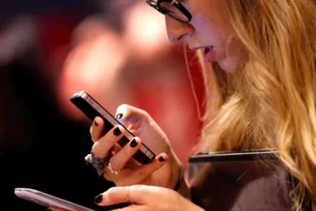 القانون يمنح الموظفين حق تجاهل مكالمات أو رسائل مديريهم بعد الانتهاء من عملهم اليومي (رويترز)