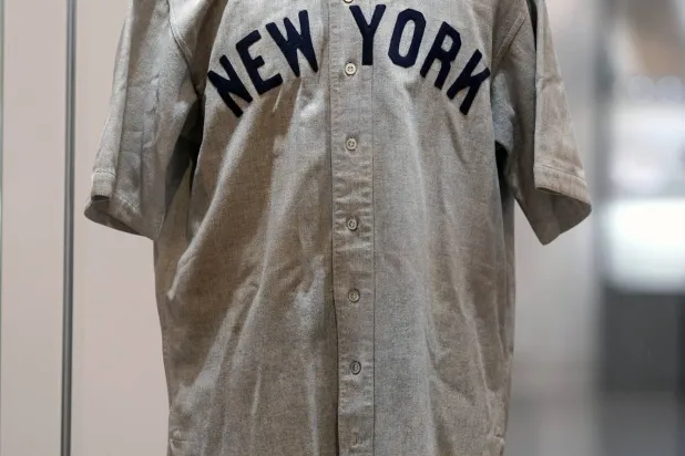 بيع القميص في مقابل 10.1 مليون دولار خلال مزاد نظمته دار سوذبيز (أ.ب)