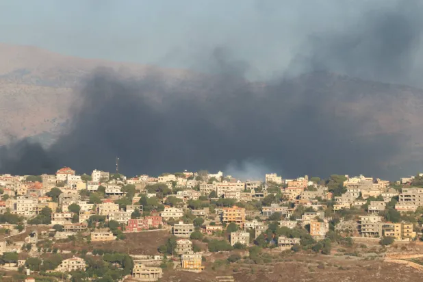 تصاعد الدخان من الخيام وسط اشتباكات عبر الحدود بين «حزب الله» والقوات الإسرائيلية (رويترز)