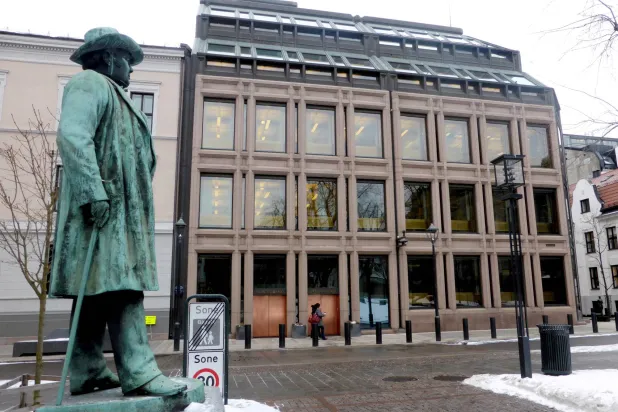 منظر عام للمصرف المركزي حيث يقع صندوق الثروة السيادية النرويجي في أوسلو (رويترز)