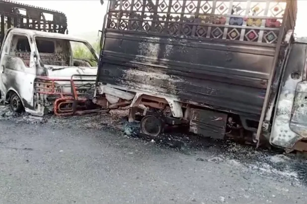 تظهر الصورة مركبات متفحمة بعد أن نفّذ مسلحون انفصاليون هجمات مميتة في إقليم بلوشستان، باكستان، 26 أغسطس 2024 (رويترز)