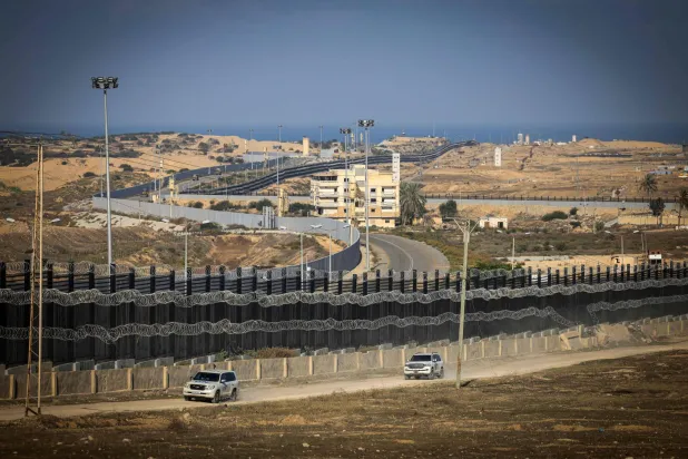 سيارات تابعة لـ«الأمم المتحدة» بمحور فيلادلفيا على الحدود بين غزة ومصر (أرشيفية - أ.ف.ب)