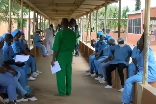 حالة استنفار في المستشفى بعد استقبال أكثر من 300 جريح (التلفزيون الحكومي)