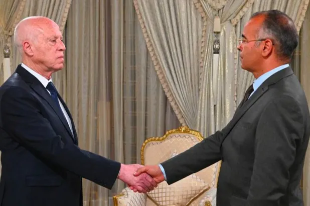 الرئيس التونسي مع رئيس الوزراء الجديد (مواقع التواصل)