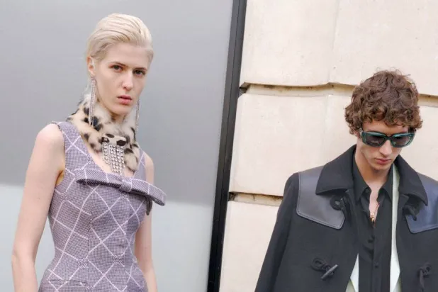 قدمت الدار مجموعة متكاملة للرجل والمرأة مفعمة بالأناقة رغم اعتمادها على كلاسيكيات الدار (جيڤنشي)