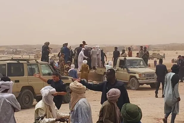 طوارق مع عناصر في الجيش الجزائري أثناء نقل جرحى إلى المستشفى (خبير عسكري جزائري)