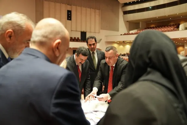 نواب عراقيون خلال فرز أصوات انتخابات رئيس جديد للبرلمان (لم تكتمل) مايو 2024 (إعلام المجلس)