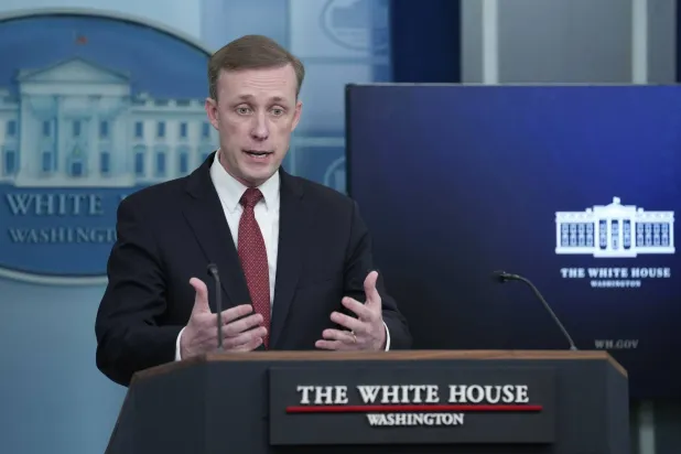 مستشار الأمن القومي بالبيت الأبيض جيك سوليفان يتحدث خلال الإحاطة اليومية بالبيت الأبيض في مايو 2024 (أ.ب)