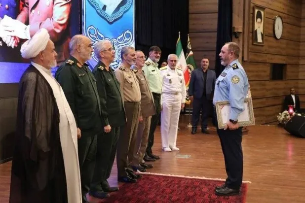 وزیر الدفاع الإيراني الجنرال عزيز نصيرزاده يتسلم مرسوم منصبه من رئيس الأركان محمد باقري الذي يتوسط قائد «الحرس الثوري» حسين سلامي وقائد الجيش عبد الرحيم موسوي في طهران اليوم (إرنا)