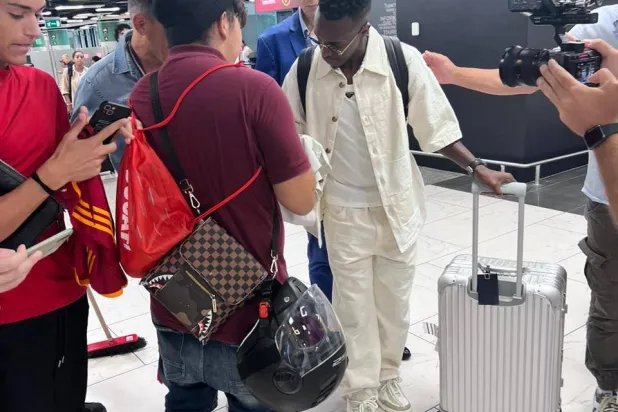 سعود عبد الحميد لدى وصوله للعاصمة روما (الشرق الأوسط)