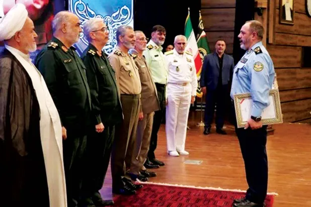  وزير الدفاع الإيراني الجنرال عزيز نصير زاده يتسلم أمس مرسوم منصبه من رئيس الأركان محمد باقري (إرنا)
