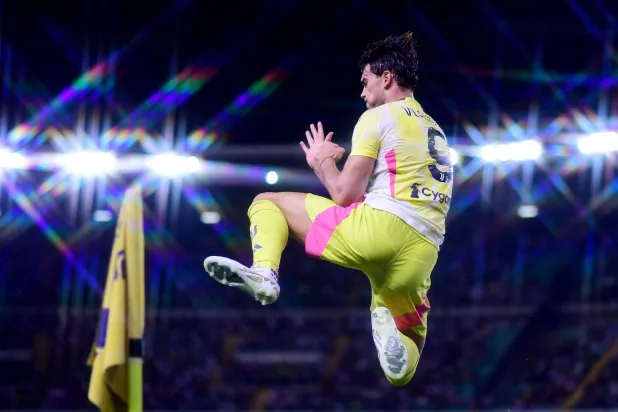 مهاجم اليوفي فلاهوفيتش يقفز فرحاً بأحد هدفيه في مرمى فيرونا (رويترز)