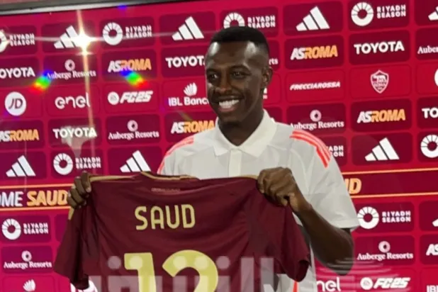 سعود عبد الحميد سيرتدي القميص رقم 12 مع نادي روما (الشرق الأوسط)