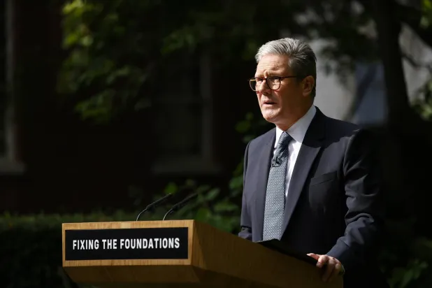 رئيس الوزراء البريطاني كير ستارمر يلقي خطاباً في حديقة الورود في «داونينغ ستريت» (وكالة حماية البيئة)