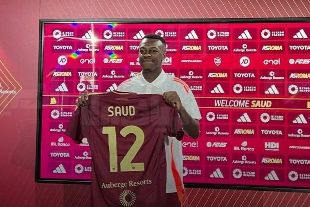 سعود عبد الحميد خلال حفل التقديم في روما (صحيفة الرياضية)