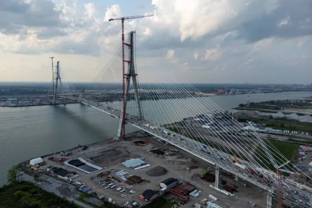 جسر غوردي هوي الدولي في ولاية أونتاريو الكندية المقرر افتتاحه في خريف العام المقبل (رويترز)