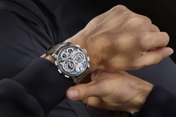 ساعة بحركة «فلايباك» من البلاتين (إم بي & إف)