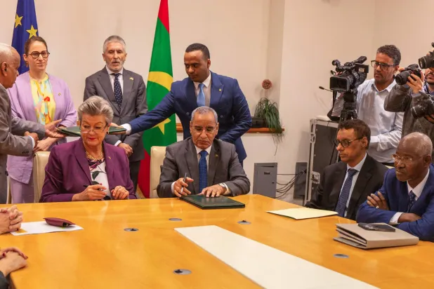 وزير الداخلية الموريتاني خلال توقيع اتفاق الهجرة مع الجانب الأوروبي في فبراير الماضي (أ.ف.ب)