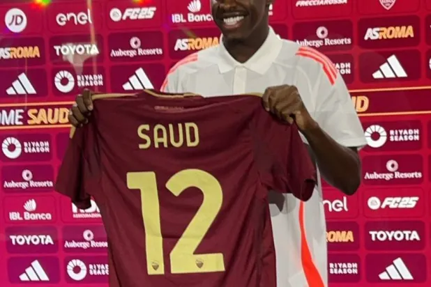 سعود عبد الحميد خلال تقديمه لاعباً لنادي روما الإيطالي (الشرق الأوسط)