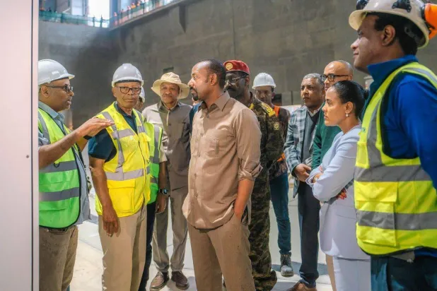 آبي أحمد يتفقد سير العمل بمشروع سد النهضة (حساب رئيس وزراء إثيوبيا - إكس)