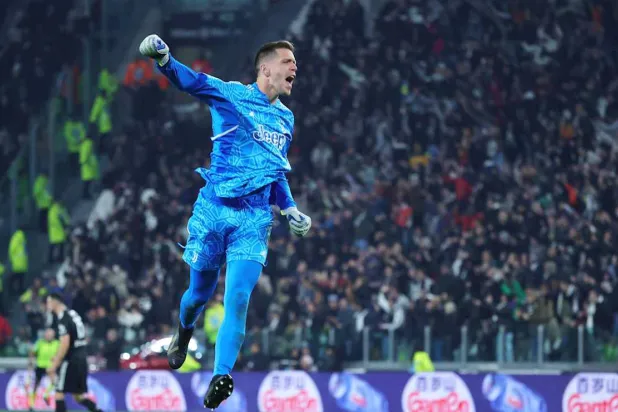 شتشيسني فرِحاً خلال آخر محطاته في الأندية الأوروبية مع يوفنتوس الإيطالي (الموقع الرسمي لنادي يوفنتوس)