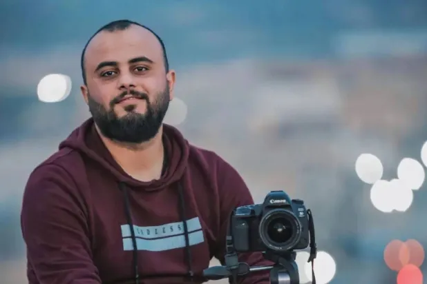 صورة تُظهر بكر القاسم الصحافي والمصوّر المتعاون مع وسائل إعلام عدة بينها «وكالة الصحافة الفرنسية» (متداولة)