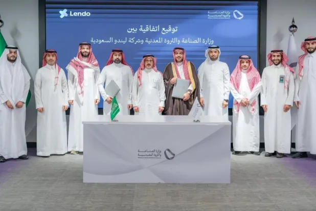 صورة جماعية بعد توقيع الاتفاقية بين وزارة الصناعة والثروة المعدنية و«ليندو السعودية» (واس)