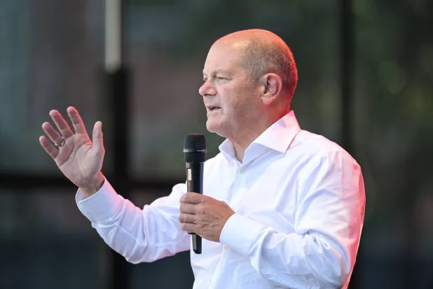 المستشار الألماني أولاف شولتس يتحدث في فعالية انتخابية لـ«الحزب الاشتراكي الديمقراطي» الألماني في ثورينجيا بألمانيا في 27 أغسطس 2024 (د.ب.أ)