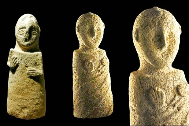 مجسّمان من مقبرة «سار» محفوظان في متحف البحرين الوطني بالمنامة