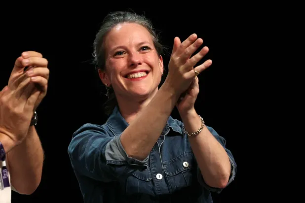 Macron'un başbakanlığa atamayı reddettiği Sol Cephe adayı Lucie Castet, cuma günü France Libre partisinin bir toplantısında (AFP).