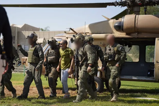 Kayid el-Kadi Gazze'den kurtarıldıktan sonra İsrail askerleri arasında (EPA)