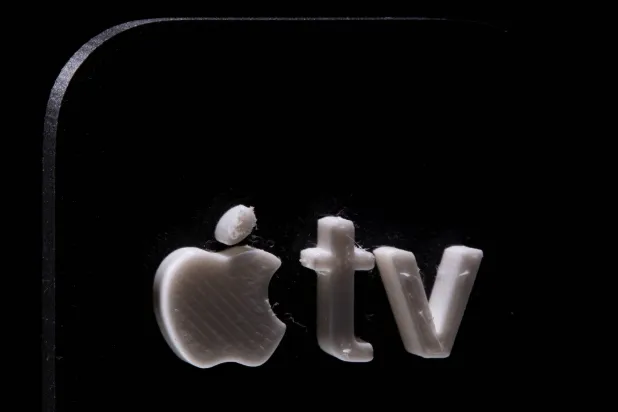 شعار «أبل تي في» بتقنية ثلاثية الأبعاد (رويترز)