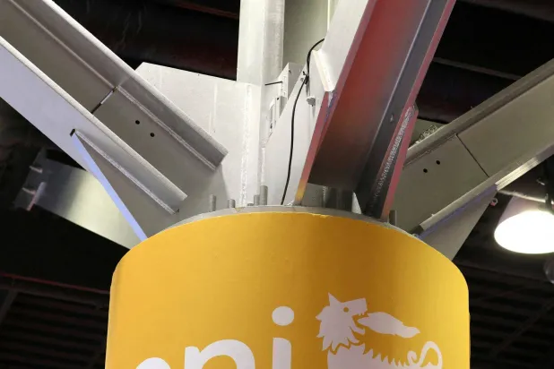 شعار شركة «إيني» معروض في جناحها خلال معرض الغاز الطبيعي المسال 2023 في فانكوفر (رويترز)