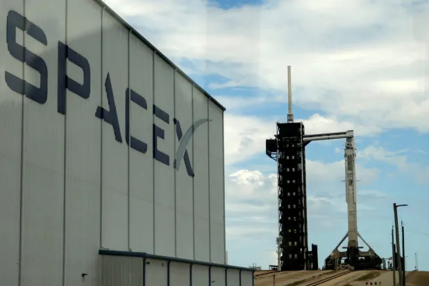 الصاروخ «فالكون 9» في مركز «كينيدي للفضاء» بفلوريدا (رويترز)