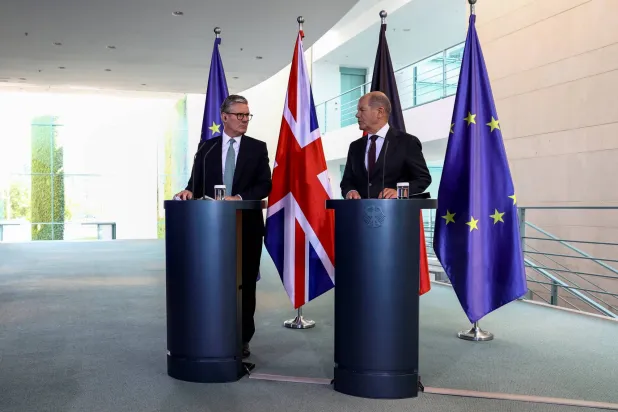 أولاف شولتس وكير ستارمر في برلين (رويترز)