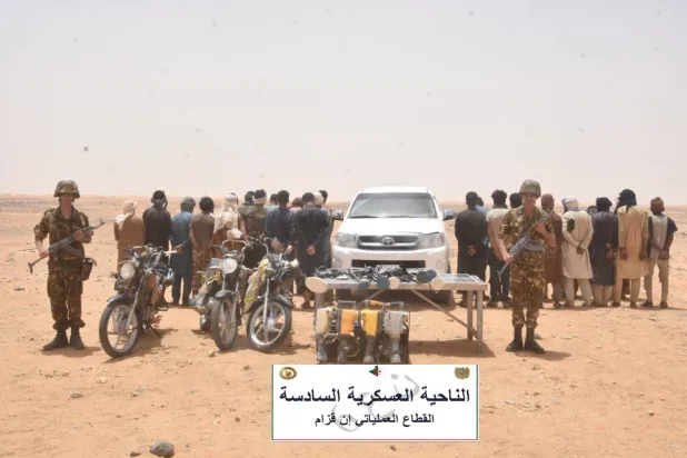 أشخاص اعتقلهم الجيش بشبهة التهريب (وزارة الدفاع الجزائرية)