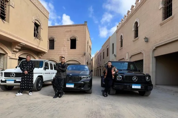 مشاهير وفنانون يحرصون على الحصول على لوحات مميزة لسياراتهم (صفحة حمو بيكا على «فيسبوك»)