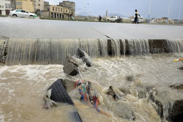 سيول جارفة أدت إلى وفاة عشرات اليمنيين في محافظة المحويت (إ.ب.أ)