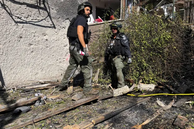 القوات الإسرائيلية في موقع منزل تضرر بعد إطلاق حزب الله صواريخ من لبنان،  في كاتسرين في مرتفعات الجولان (رويترز)