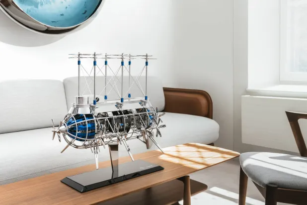 الساعة مصنوعة من مزيج من النحاس والفولاذ والألمنيوم وتأتي بعدة ألوان (إم بي&إف)