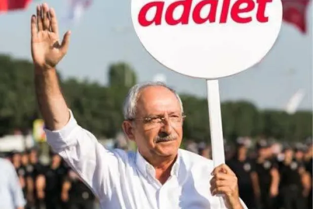 كليتشدارأوغلو قطع المسافة بين أنقرة وإسطنبول سيراً على الأقدام في صيف 2017 في مسيرة «العدالة» للمطالبة بالإفراج عن أحد نواب حزبه (من حسابه على «إكس»)