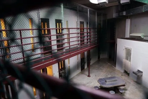 مساحة مشتركة للمحتجزين في مركز الاحتجاز رقم 6 في خليج غوانتانامو في عام 2019 (نيويورك تايمز)