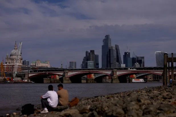 مكتب الإحصاء البريطاني يقول إن نحو ثلاثة أرباع حالات الوفاة الناتجة عن الانتحار كانت بين الذكور (رويترز)