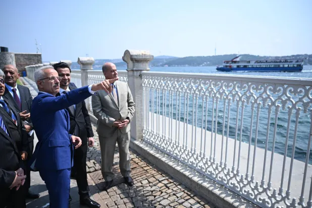 وزيرا النقل التركي والعراقي في جولة على البوسفور قبل انطلاق الاجتماع الرباعي حول «طريق التنمية» (حساب الوزير التركي على «إكس»)