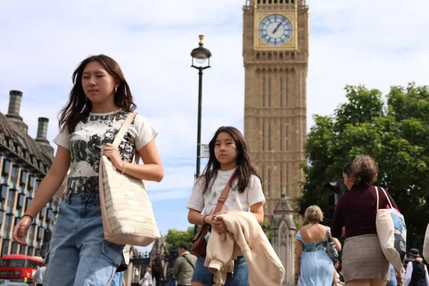 بريطانيا تُدرج شخصين على قوائم حظر السفر بموجب عقوبات لمكافحة الإرهاب (رويترز)