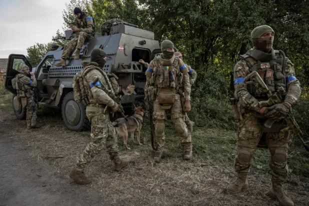 جنود أوكرانيون يقفون بالقرب من مركبة عسكرية، وسط هجوم روسي على أوكرانيا، بالقرب من الحدود الروسية في منطقة سومي، أوكرانيا، 16 أغسطس 2024 (رويترز)