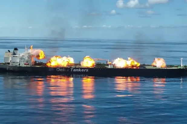 ناقلة النفط «سونيون» التي سبق أن هاجمها الحوثيون في البحر الأحمر أثناء انفجارها (لقطة من فيديو)