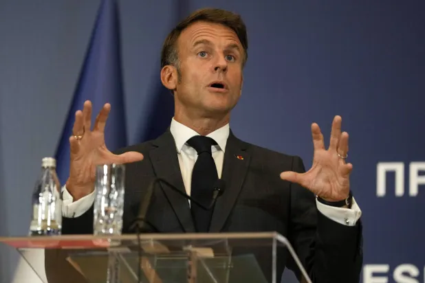 الرئيس الفرنسي إيمانويل ماكرون خلال مؤتمر صحافي في بلغراد (أ.ب)