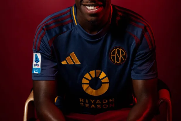 سعود عبد الحميد بشعار ناديه الجديد (روما الإيطالي)